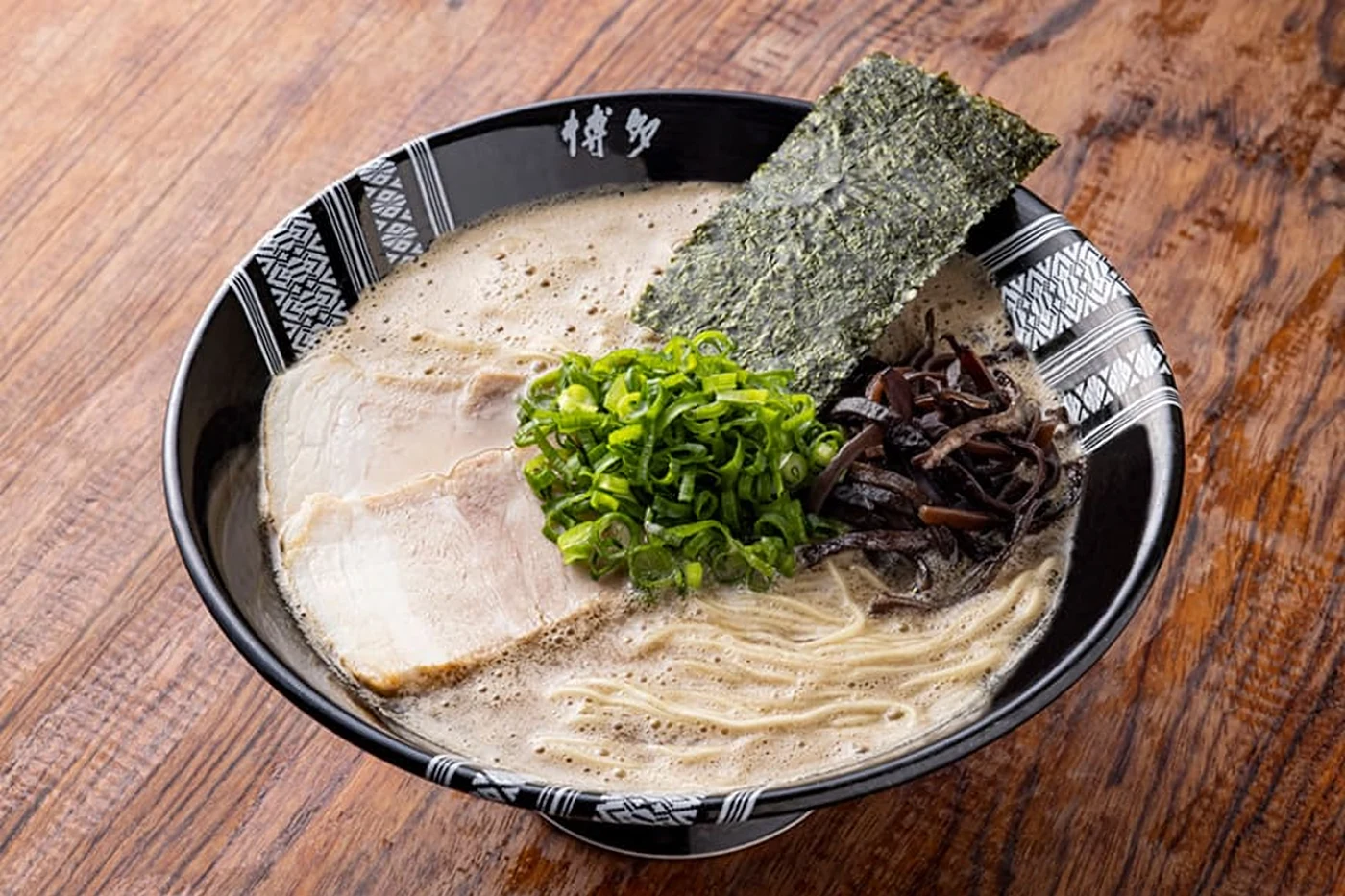 Bol de ramen con caldo, fideos y acompañamientos