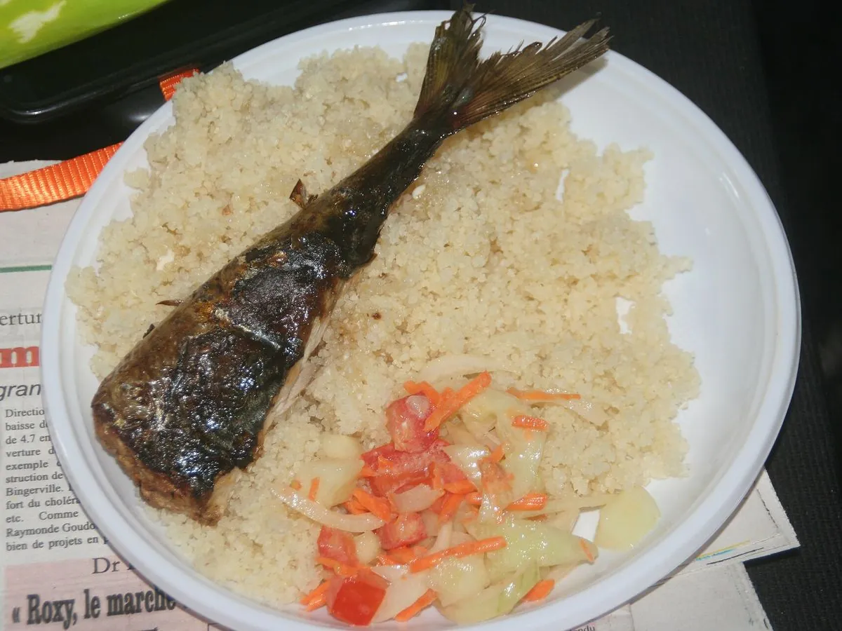 Attiéké con pescado frito