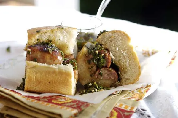 Choripán con pebre