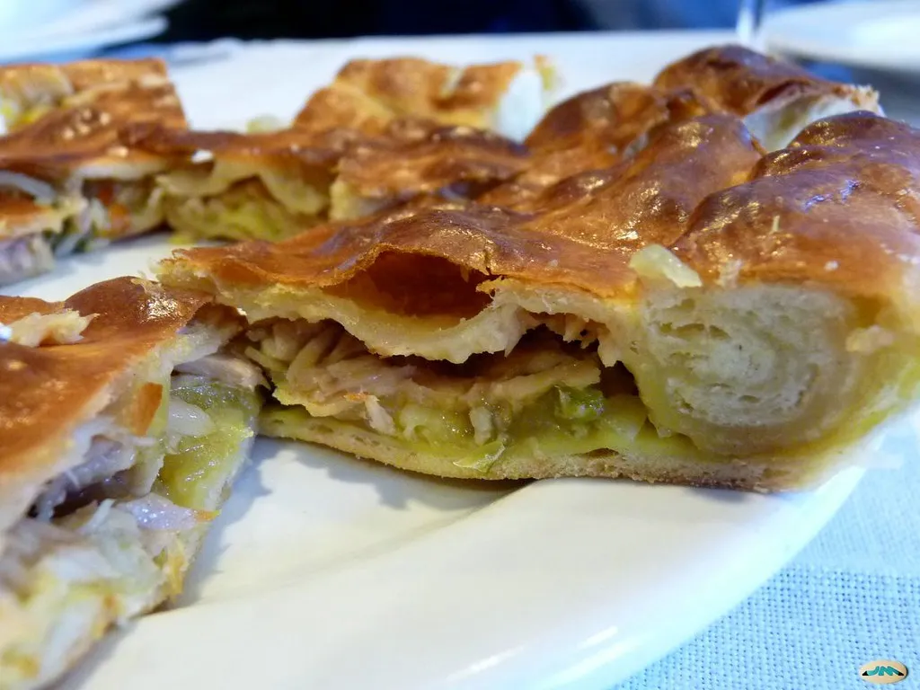 Empanada gallega de atún