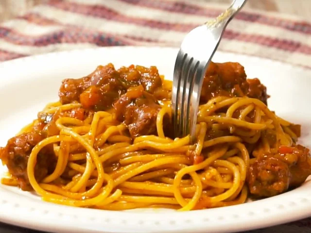 Fideos con tuco y estofado