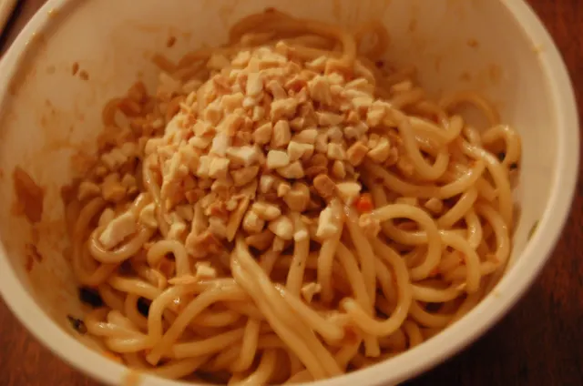 Fideos fríos con salsa de sésamo