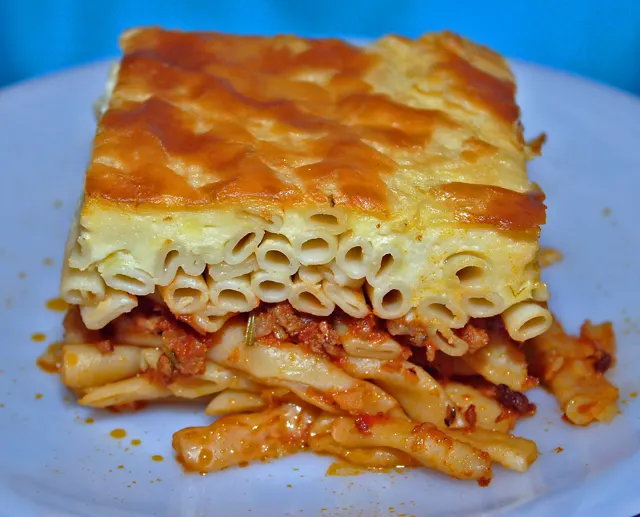 Macarona béchamel
