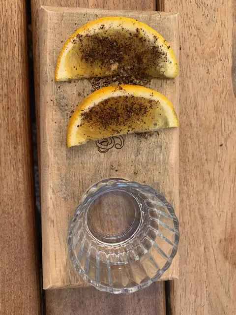 Mezcal con naranja y sal de gusano