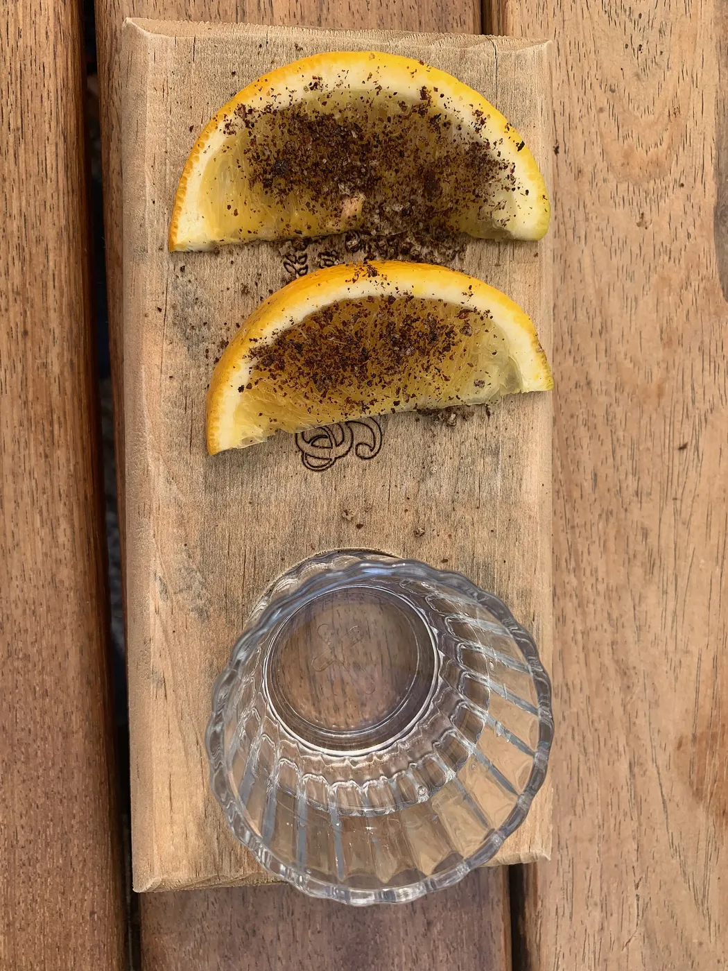 Mezcal con naranja y sal de gusano