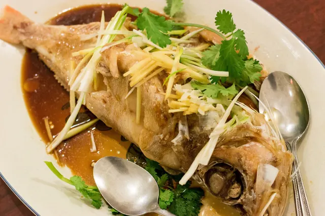 Pescado al vapor con jengibre y cebollita