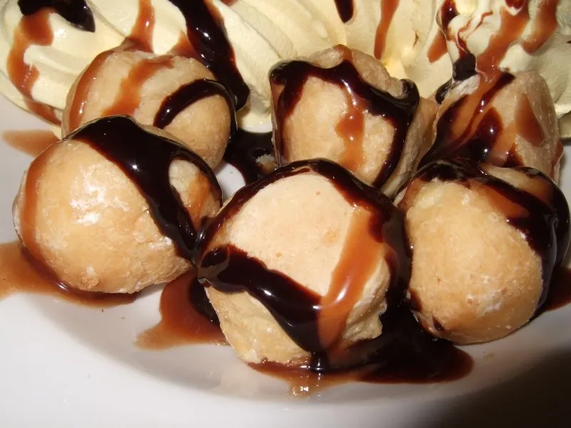 Profiteroles con chocolate