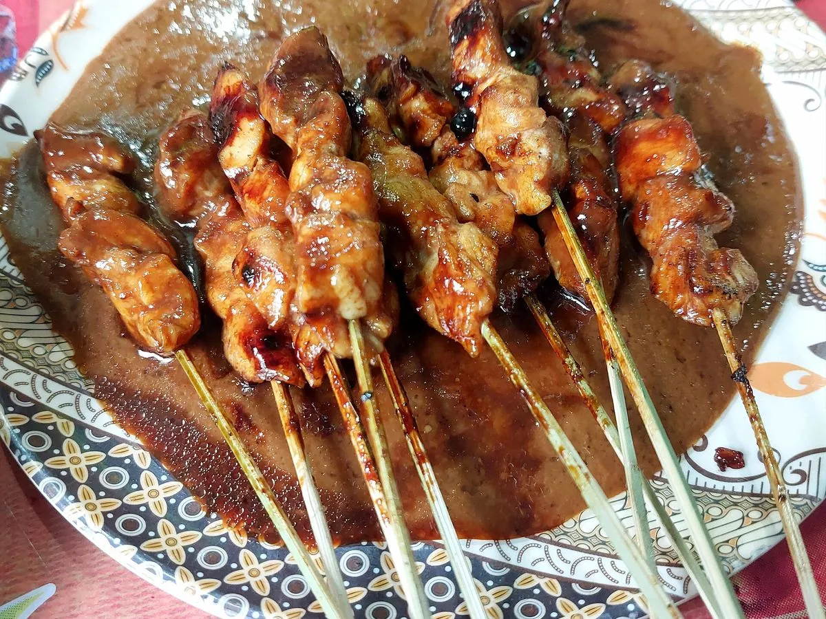 Satay de pollo