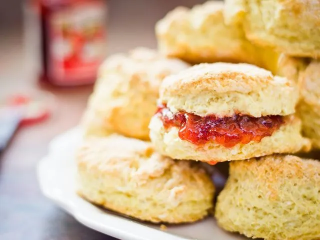 Scones con mermelada y crema