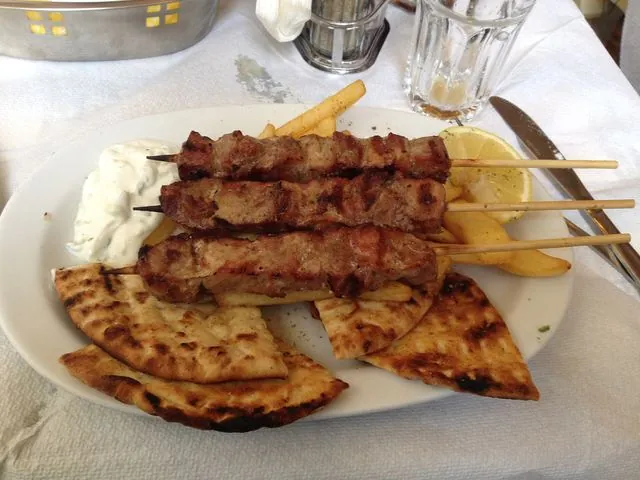 Souvlaki de cerdo con tzatziki
