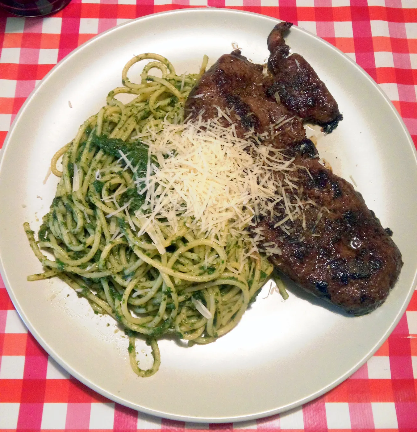 Tallarines verdes con bistec