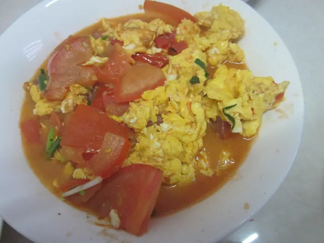 Tomate con huevo salteado