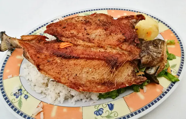 Trucha frita con papas