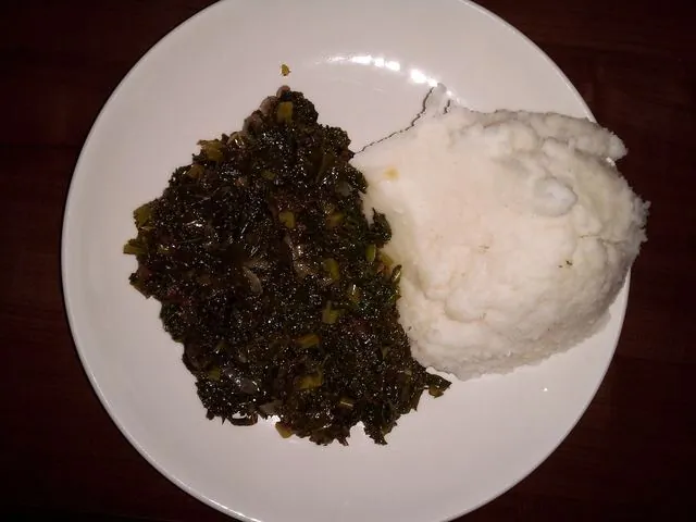 Ugali con sukuma wiki