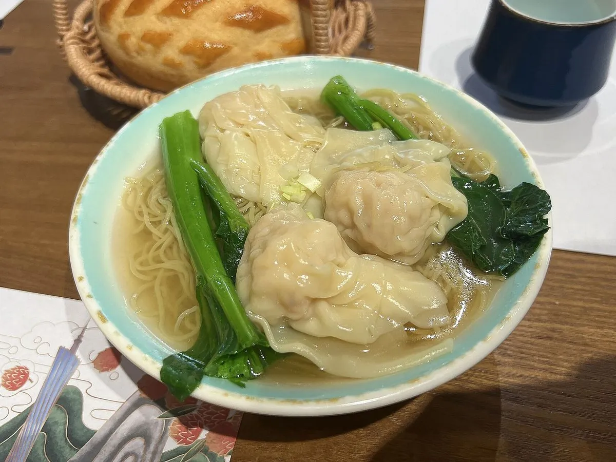 Sopa de wonton con fideos