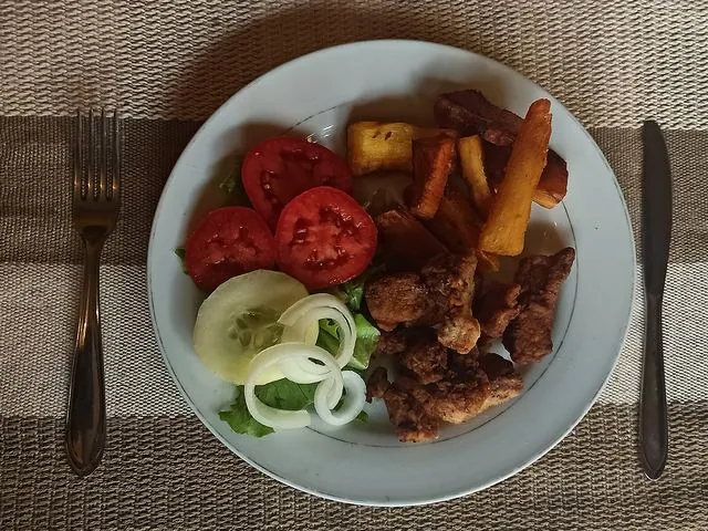 Yuca frita con chicharrón